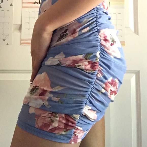 Side-ruched Light Blue Flower Print Miniskirt 💙 - Picture 2 of 4